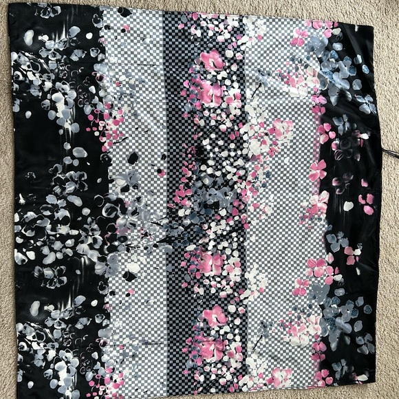 Rare BCBG maxazria Black White Pink Floral Silky Poncho Top Women’s Medium - Picture 7 of 7